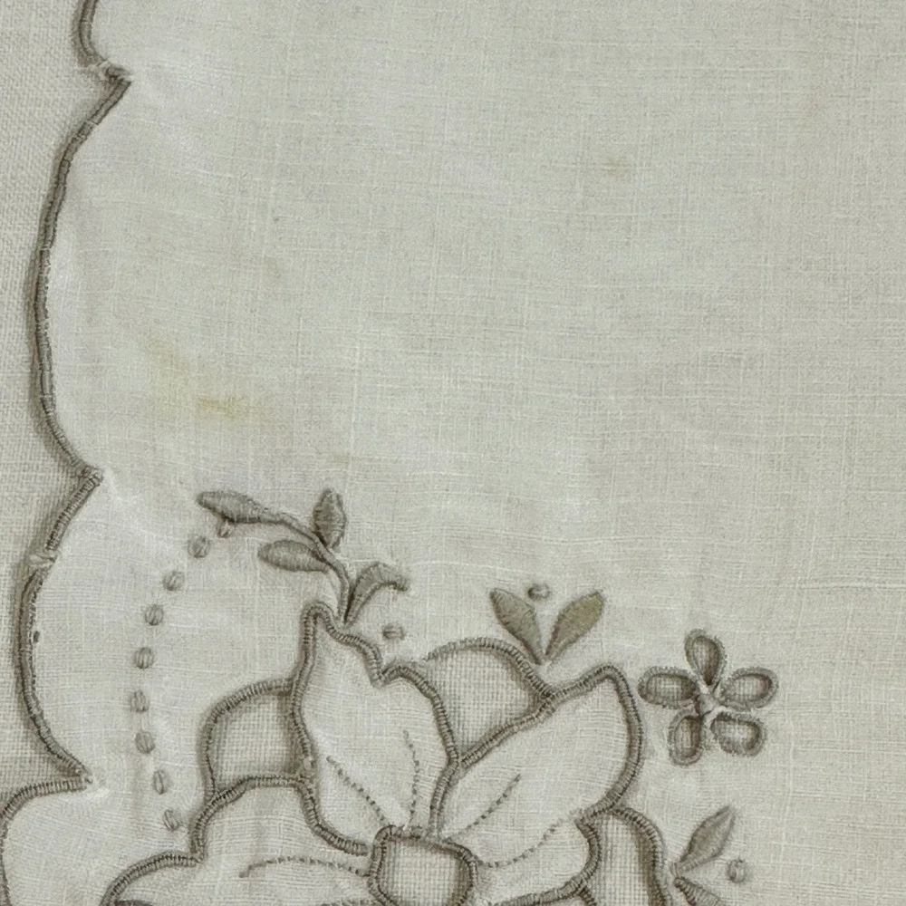 Vintage Napkins Set 4 White Linen Floral Embroidered Scalloped Edge 17